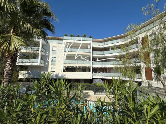 T3 CENTRAL AVEC PARKINGS DANS RESIDENCE AVEC PISCINE DOUBLE