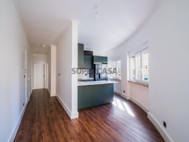 T3 com 1 suite Renovado em CAMPO DE OURIQUE, ao lado do Jardim da Parada centro de Lisboa