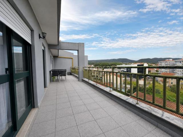 T3 com amplos terraços, vistas panorâmicas, elevador e garagem em São Pedro da Cova