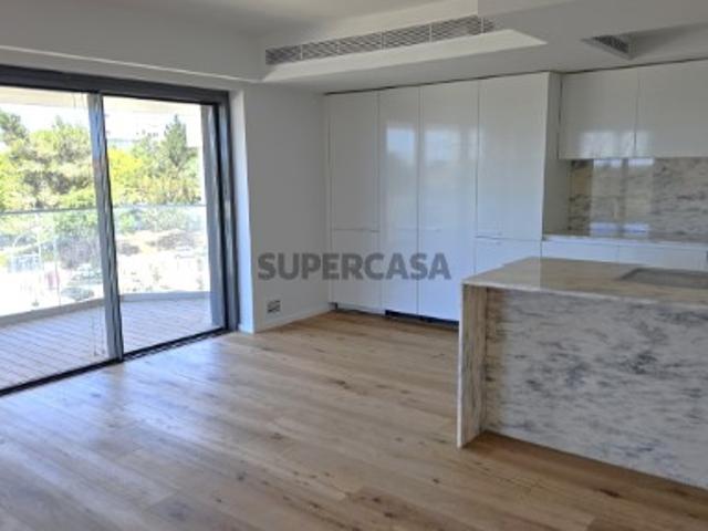 T3 Com Acabamentos de Luxo, Grande Varanda, em Condomínio com Piscina com Alguma Vista Mar