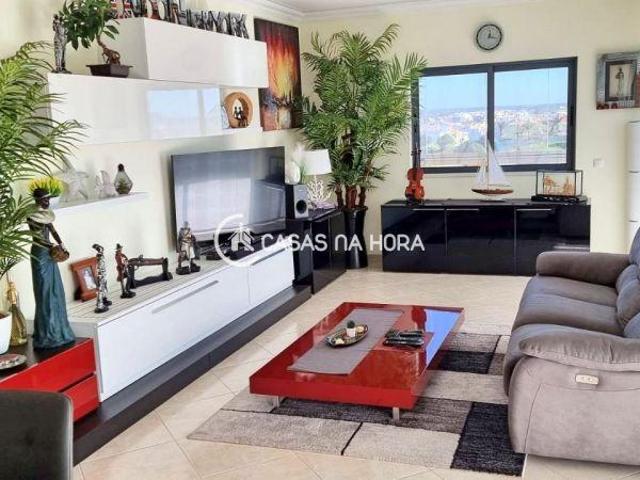 T3 com garagem box, amplo terraço e vista mar em zona central de Portimão | 26083775929
