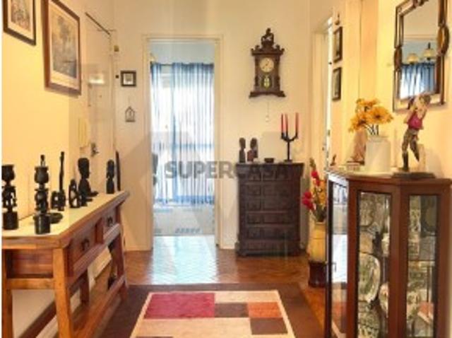T3 com Excelente Potencial | Centro de Queluz |Vista Desafogada | 280.000€