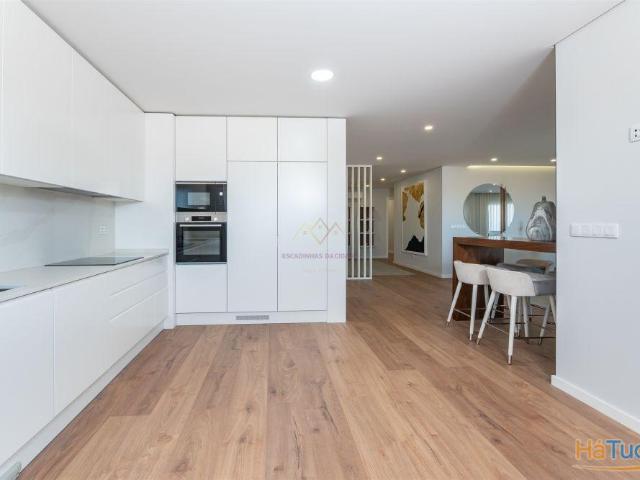 T3 com Excelentes Áreas e Estacionamento | Bom Sucesso, Alverca | 26054083593