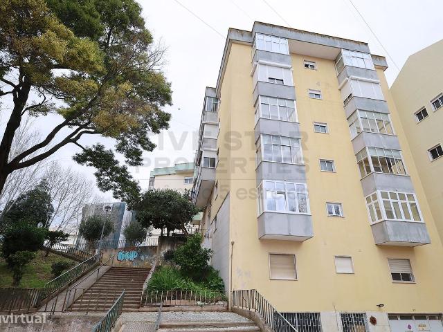 T3 com excelentes reas em Odivelas, para renovao