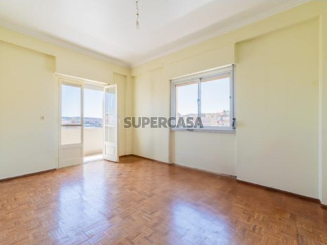 T3 com Potencial Único em Bairro Central e Tranquilo