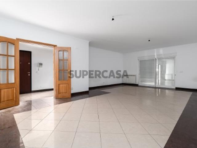 T3 com parqueamento e arrecadação