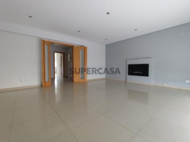 T3 com parqueamento e arrecadação