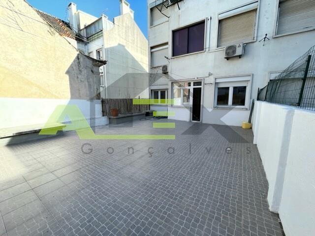 T3 com Terraço / AJUDA / Sem Mobília