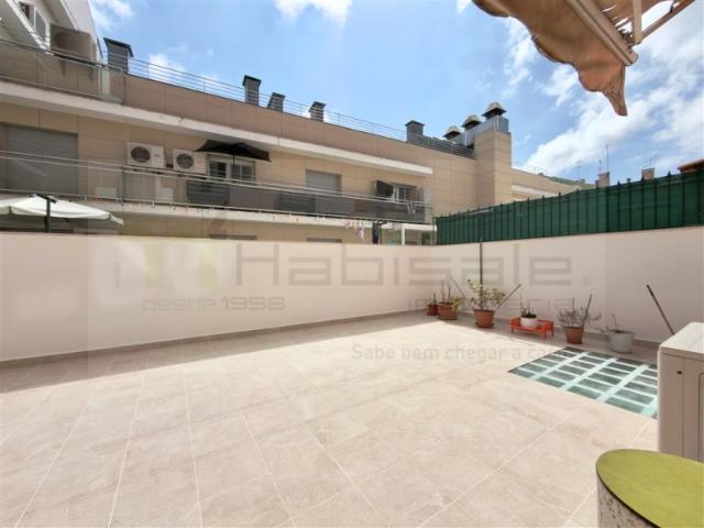 T3 com Terraço, Garagem e Arrecadação junto à Estação da Amadora