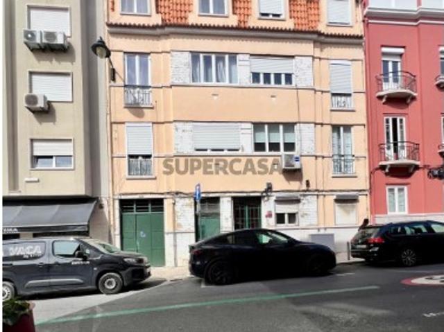 T3 com Terraço e Jardim Privativo junto ao Areeiro | Potencial Único no Centro de Lisboa