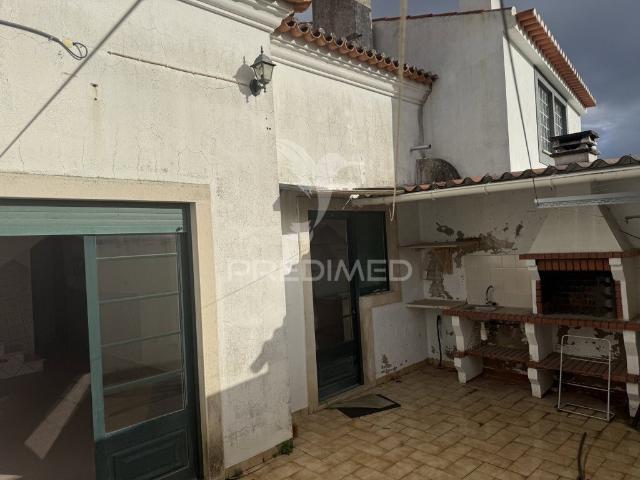 T3 com terraço e Loja Arruda dos Vinhos
