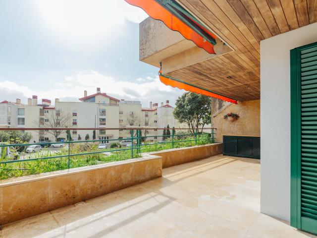 T3 com Terraço e Vista Desafogada – Belas Clube de Campo Arrendamento