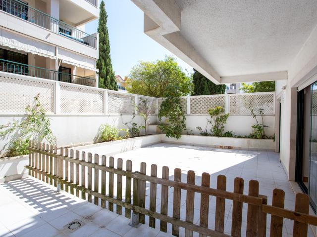 T3 com terraço para arrendamento na Quinta de São Gonçalo, Carcavelos