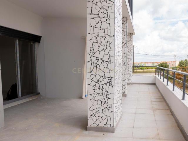T2 e T3 COM TERRAÇOS, CHURRASQUEIRA E JARDIM EM CONDOMINIO PRIVADO