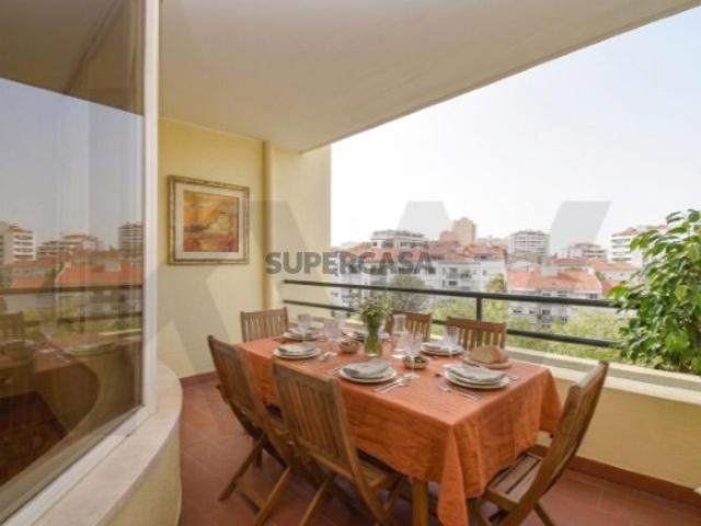 T3 com vista de mar, varandas e garagem box, no prestigiado Bairro do Rosário, em Cascais