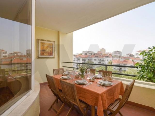 T3 com vista de mar, varandas e garagem box, no prestigiado Bairro do Rosário, em Cascais