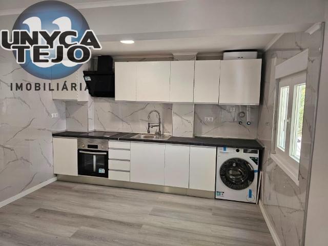 T3 Completamente renovado no Centro do Laranjeiro Almada