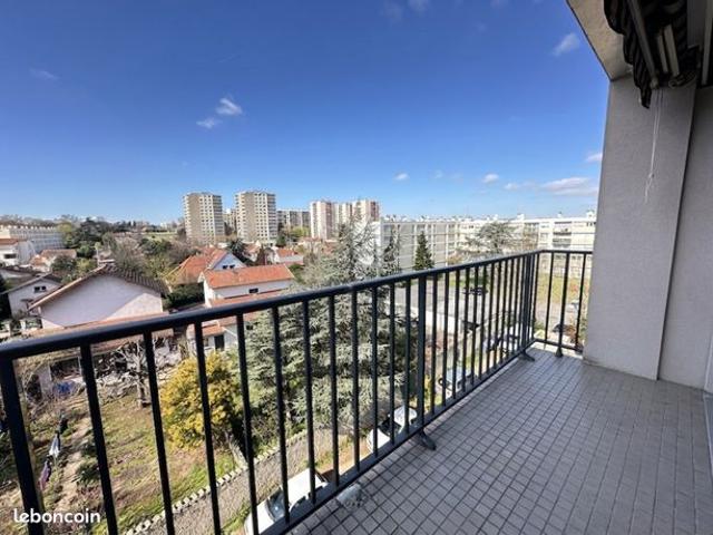 T3 de 61 m² – Dernier étage – Balcon exposé Sud – Cave et parking – Bron