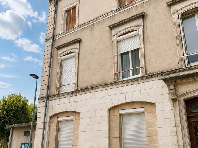 T3 de 75 m2 à rénover avec garage et dépendances