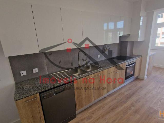 T3 de Luxo nas Laranjeiras: Totalmente Remodelado com Metro à Porta | 26084085276