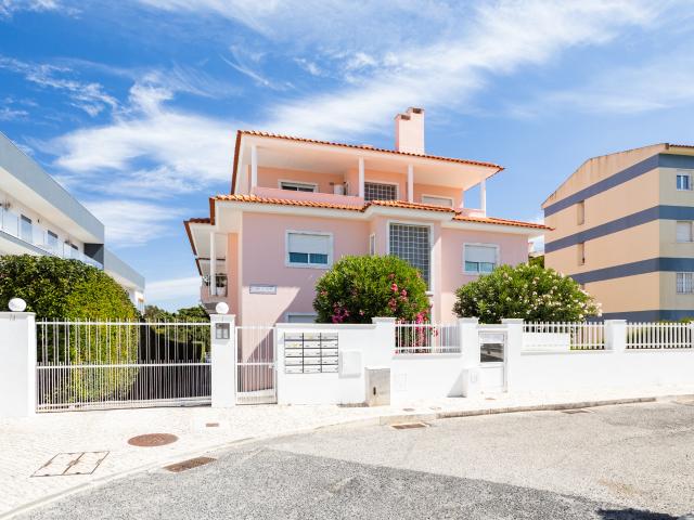 T3 em condomínio fechado com piscina, jardim e box com carregamento elétrico perto de Carcavelos