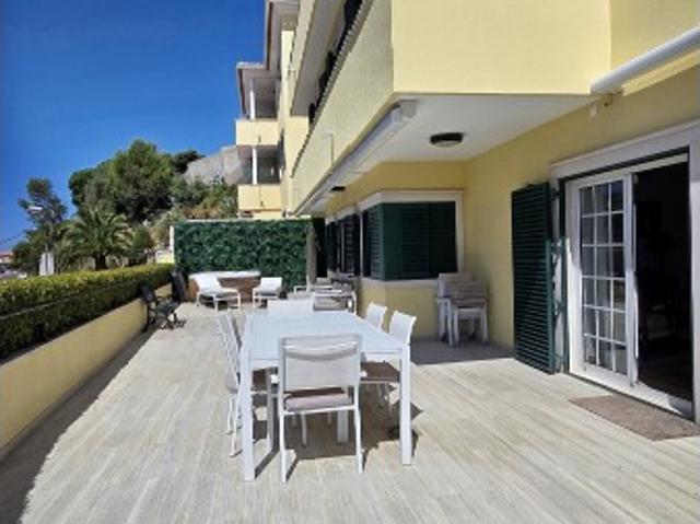 T3 de Prestígio com Terraço, Jacuzzi e Piscina no Monte Estoril
