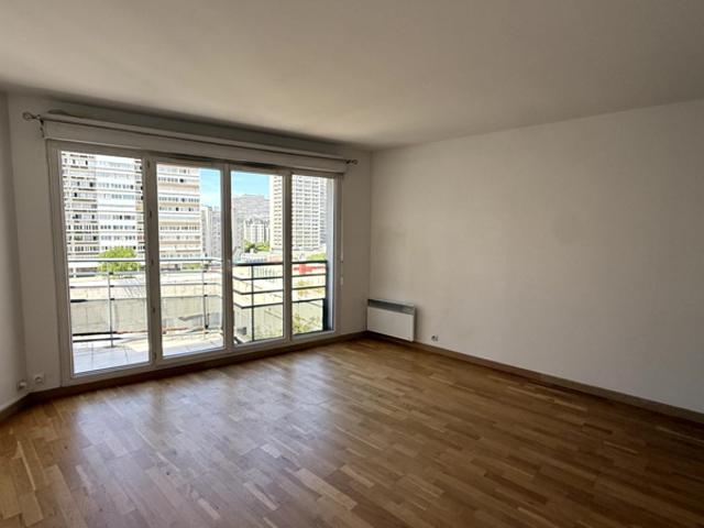 T3: Dernier étage avec ascenseur, balcon de 5m2, cave et p