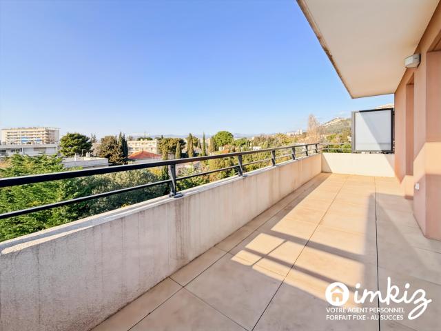 T3 dernier etage avec terrasse et box