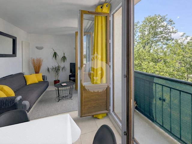 T3 DERNIER ETAGE PLACE DE MOLENES SUR COUR