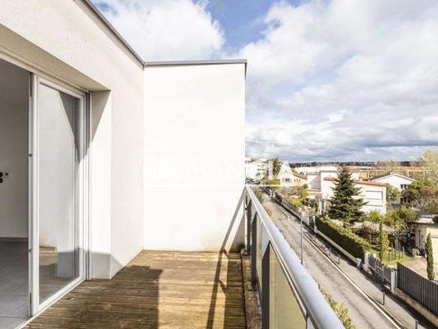 T3 dernier etage terrasse parking sous sol