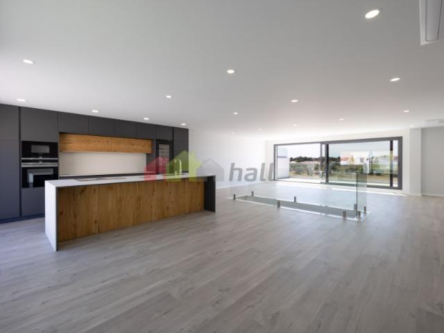 T3 Duplex c/ 235 m2, box de estacionamento e arrecadação