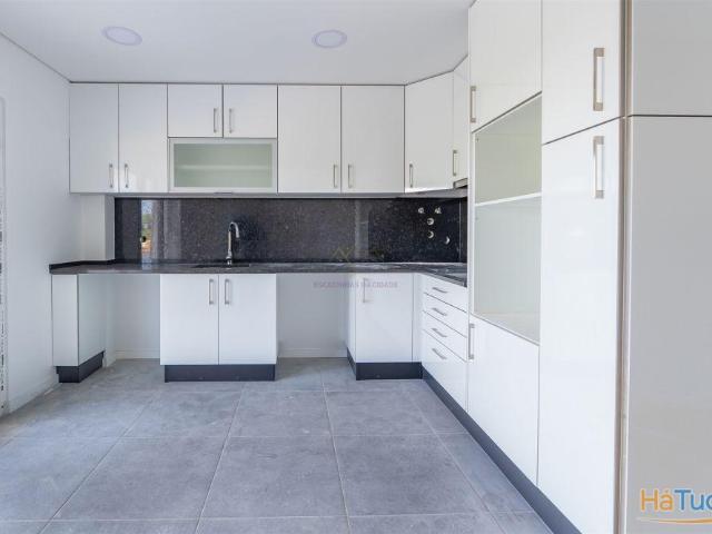 T3 Duplex com Terraço, Churrasqueira e 1 lugar de estacionamento | Condomínio Fechado com Jardim | 26064086857