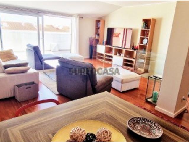 T3 Duplex com Vista Mar na Praça do Junqueiro Carcavelos
