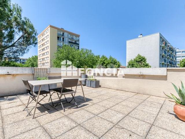 T3 duplex avec terrasse et stationnements à Bron