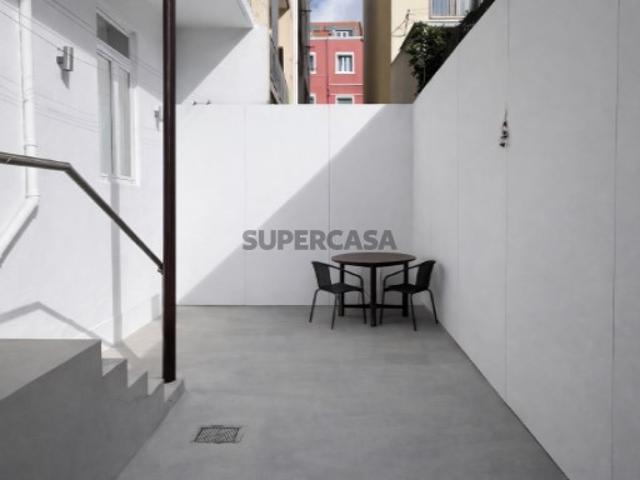 T3 duplex em Campo de Ourique, num rés do chão com logradouro