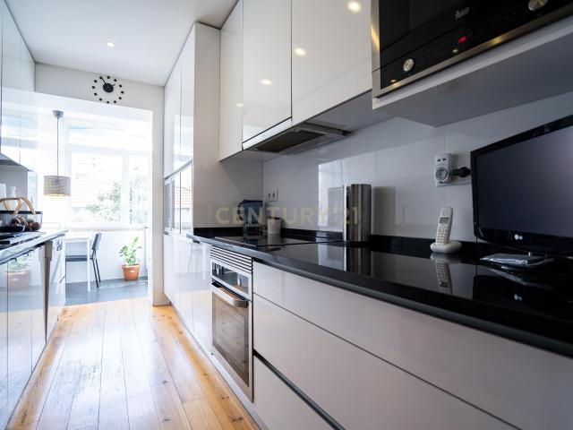 T3 Duplex em Alvalade, Design de Autor, Luz Natural e Localização de Excelência