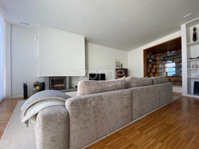 T3 duplex remodelado, com 2 lugares de garagem e arrumos na Foz Velha