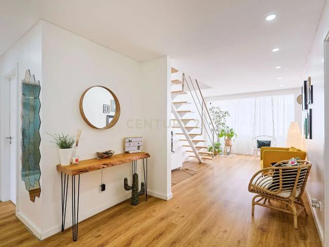 T3 Duplex Remodelado com Terraço no Centro do Feijó