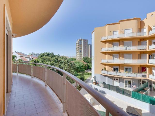 T3 em condomínio privado com terraço e box Vila Ronda, Carregado