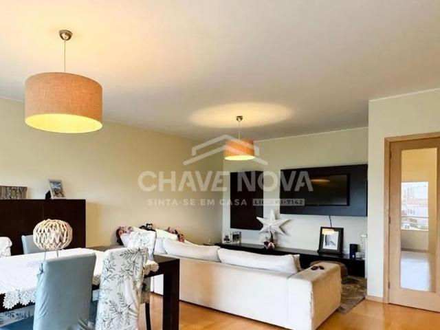 T3 em Matosinhos | Áreas Generosas, Garagem Box e Varanda Vista Mar