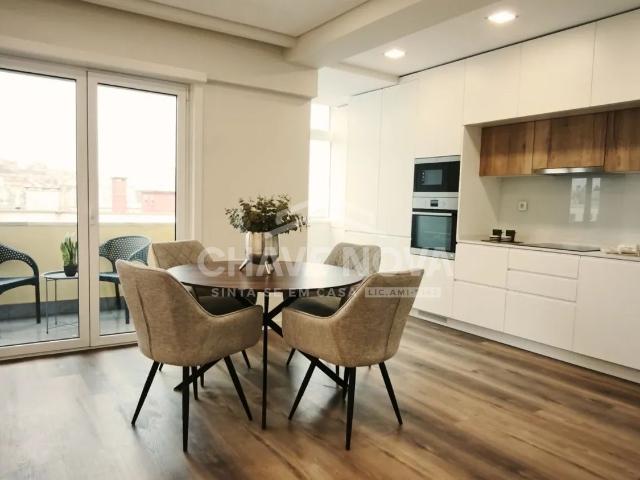 T3 em Remodelação Total com Varanda, Vista para Monsanto e Home Staging em Benfica
