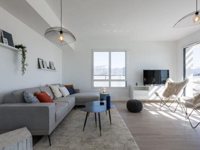 T3 EN ATTIQUE AVEC TERRASSE ET 2 PARKINGS + 1 CAVE A SCIEZ