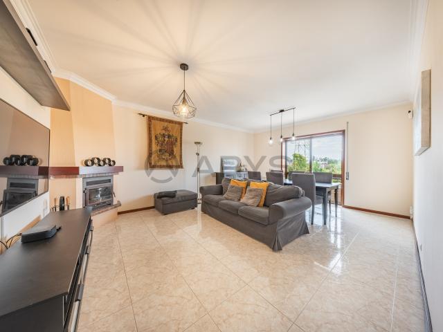 T3 Espaçoso com Garagem Fechada em Nogueira da Maia | 149 m², Excelente Estado e Ótima Localização