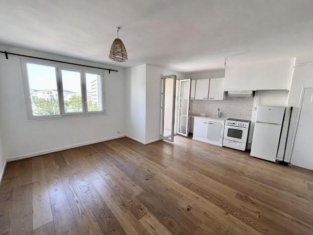 T3 étage élevé avec ascenseur, traversant avec balcon et vue. 57m² Marseille 10ème