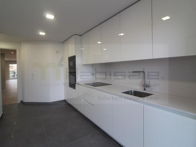 T3 Excelentes Acabamentos com Box Perto da Praia de Carcavelos