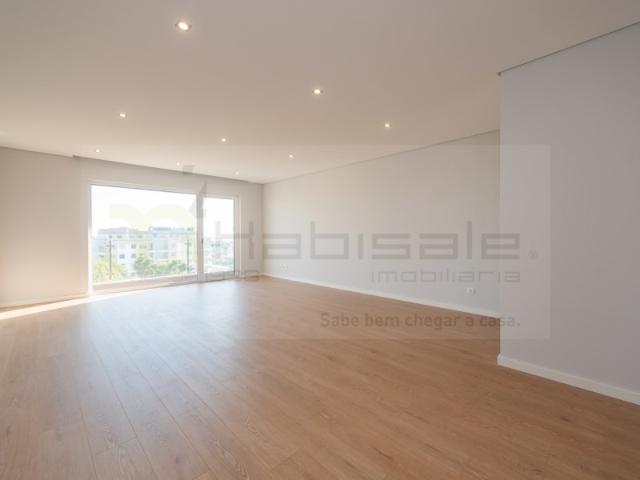 T3 Excelentes Acabamentos com Box Perto da Praia de Carcavelos