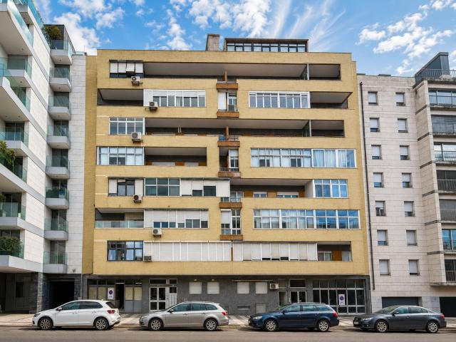 T3 Luminoso com Varanda em Localização Premium