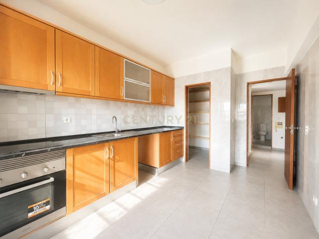 T3 Luminoso na Sobreda com Excelentes Áreas e Localização Privilegiada