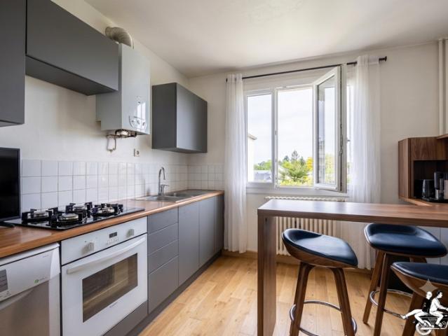 T3 LUMINEUX, TRAVERSANT, AVEC BALCON SUD, PARKING & CAVE