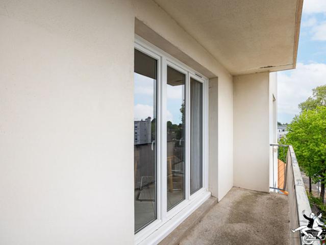 T3 LUMINEUX, TRAVERSANT, AVEC BALCON SUD, PARKING & CAVE